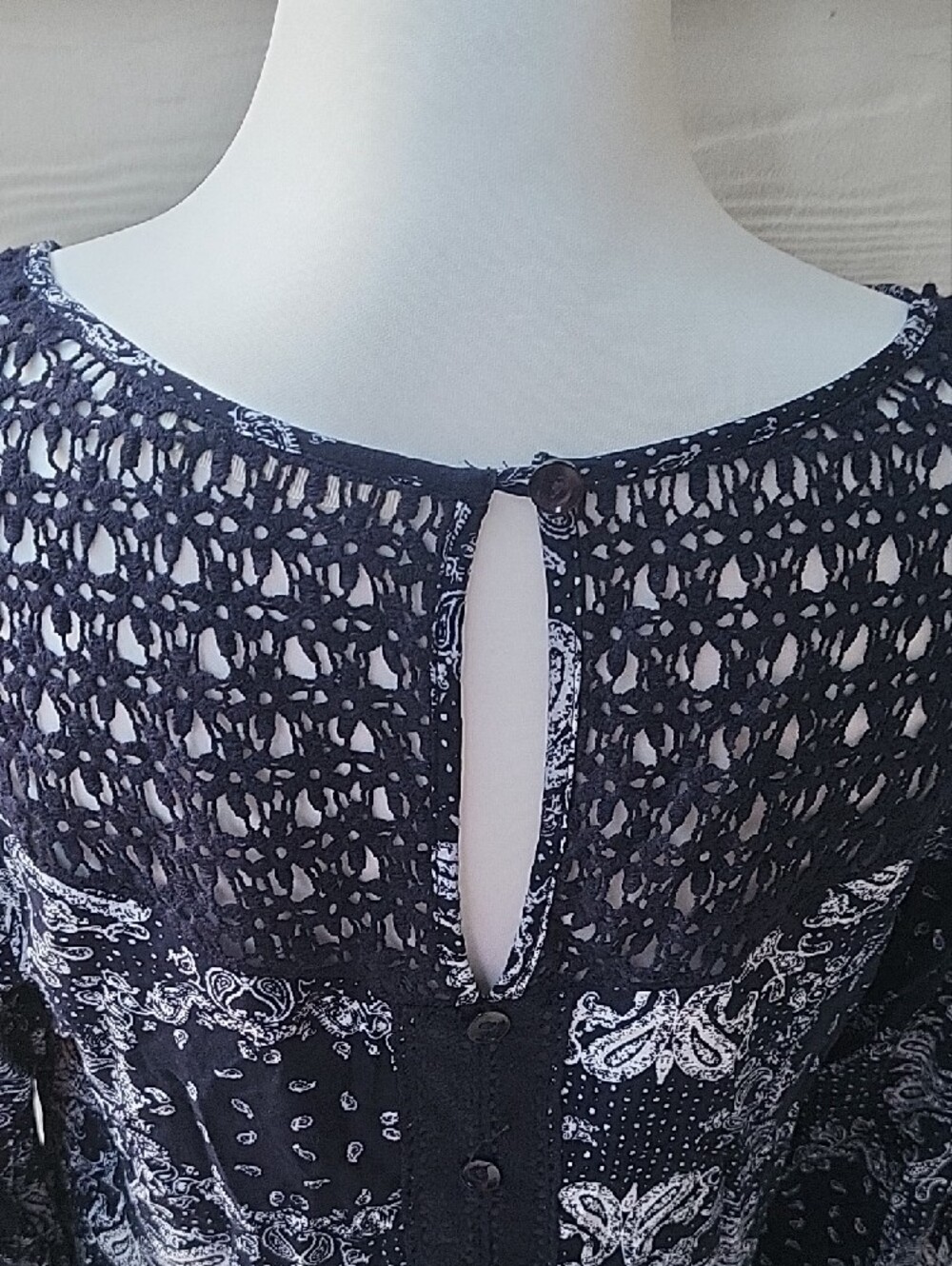 Solitaire Navy & White Printed Crochet Yoke Long Sleeve Top Women's Medium - Picture 8 of 16